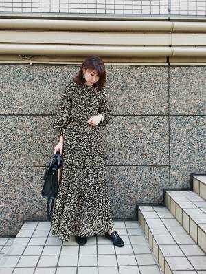 大人の小花柄ワンピ、着こなしで気を付けたいこと