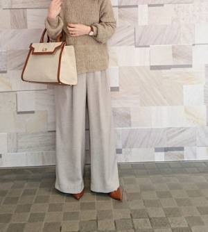 “リネン風”ワイドパンツで大人のこなれ感。シワも気になりません