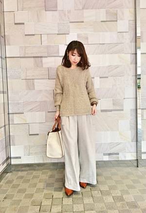 “リネン風”ワイドパンツで大人のこなれ感。シワも気になりません