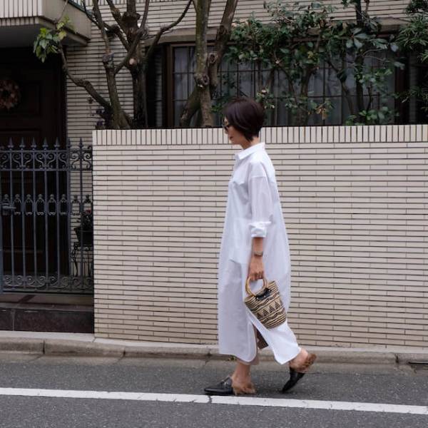 “ロング丈白シャツ”が快適。夏までしっかり着回せます
