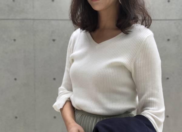 GUニットで首まわりをスッキリ見せ！　上半身ボリュームさんのトップス選び