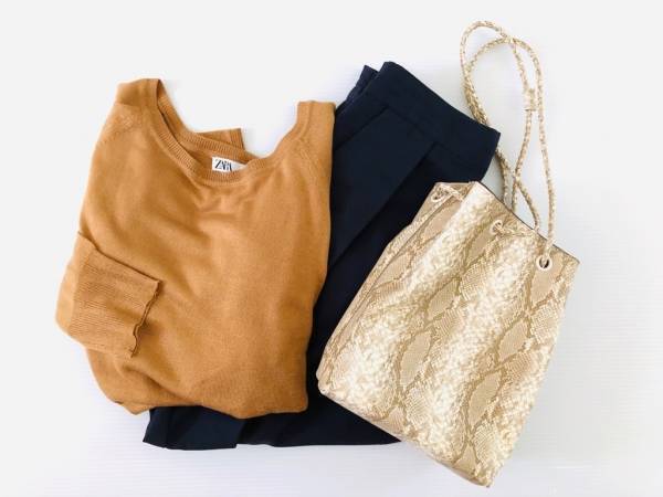 ZARAのベーシックニットは、トレンド小物投入で鮮度アップがカギ