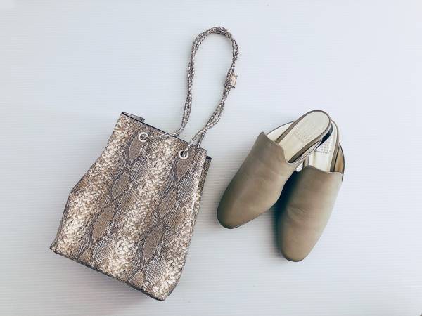 ZARAのベーシックニットは、トレンド小物投入で鮮度アップがカギ