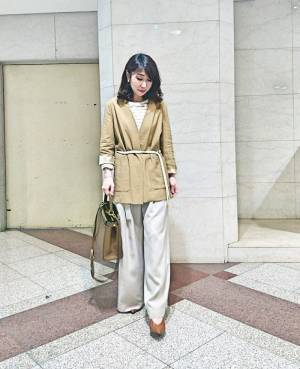 Vネックのノーカラージャケットで即、旬顔！　オンにもオフにも使えます