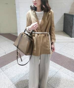 Vネックのノーカラージャケットで即、旬顔！　オンにもオフにも使えます