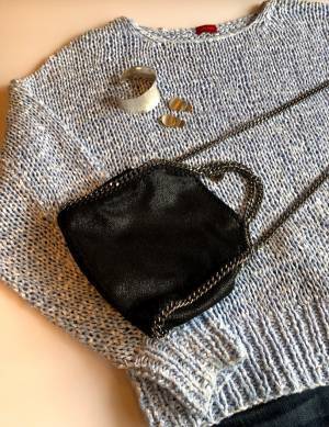 小さなバッグに持ち替えよう！　心も体もかろやかになる小さなバッグの魔法