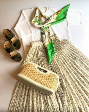 思い切って「派手色」を選ぶと垢抜ける。スカーフが主役のコーデ