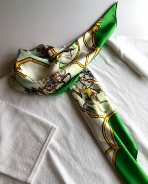 思い切って「派手色」を選ぶと垢抜ける。スカーフが主役のコーデ