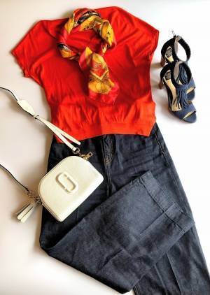 思い切って「派手色」を選ぶと垢抜ける。スカーフが主役のコーデ