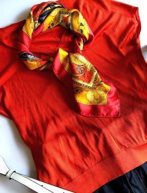 思い切って「派手色」を選ぶと垢抜ける。スカーフが主役のコーデ