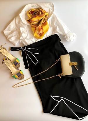 思い切って「派手色」を選ぶと垢抜ける。スカーフが主役のコーデ