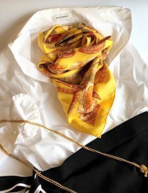 思い切って「派手色」を選ぶと垢抜ける。スカーフが主役のコーデ