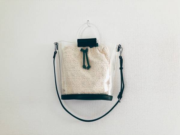 ZARAのクリアバッグで、春のシンプルコーデを旬にアップデート