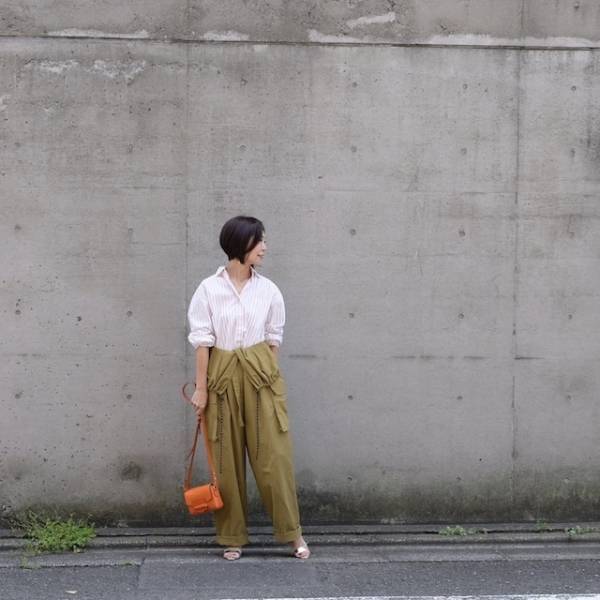 デニム代わりにワードローブの定番に加えたい、ゆったりカーゴパンツ