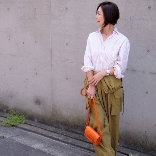 デニム代わりにワードローブの定番に加えたい、ゆったりカーゴパンツ