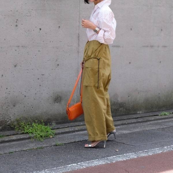 デニム代わりにワードローブの定番に加えたい、ゆったりカーゴパンツ