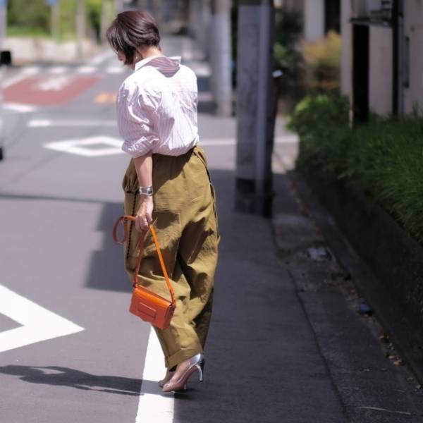 デニム代わりにワードローブの定番に加えたい、ゆったりカーゴパンツ