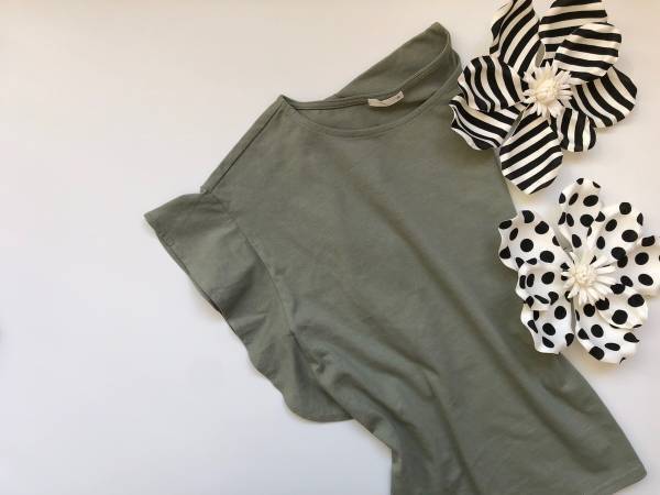 GU「フレアスリーブT」は、990円で大人上品が叶う優秀アイテム