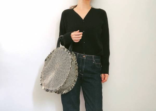 ZARAのサークルかごバッグがシンプルコーデの主役！　重め配色も涼しげに