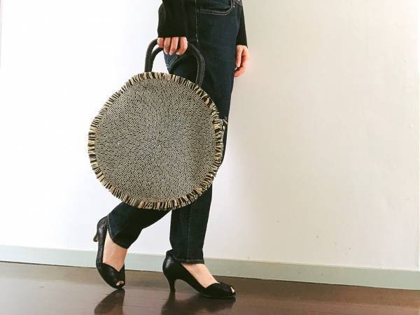 ZARAのサークルかごバッグがシンプルコーデの主役！　重め配色も涼しげに