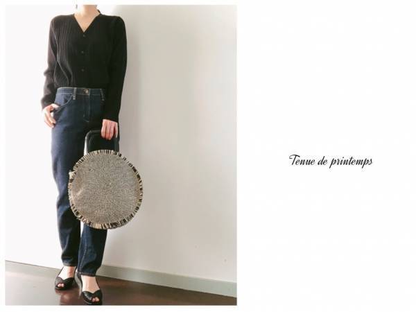 ZARAのサークルかごバッグがシンプルコーデの主役！　重め配色も涼しげに