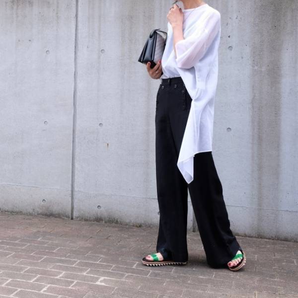 夏の定番スポーツサンダルは、異素材コンビでこなれ感を