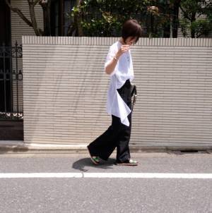 夏の定番スポーツサンダルは、異素材コンビでこなれ感を