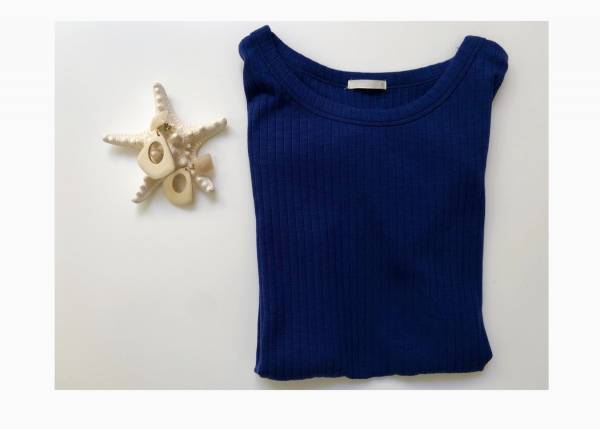 990円のGUリブタンクトップで、普段は着ない苦手色にチャレンジ