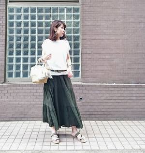 2990円のUNIQLOティアードロングスカートで大人の夏コーデ。選べる着丈もうれしい