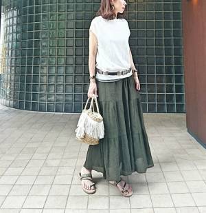 2990円のUNIQLOティアードロングスカートで大人の夏コーデ。選べる着丈もうれしい