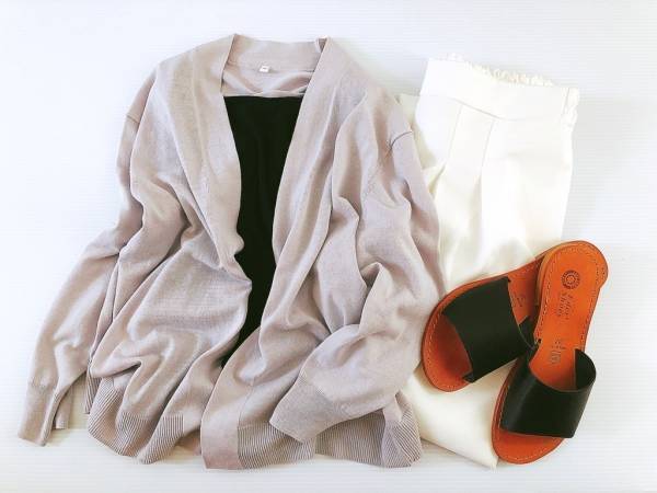 ボタンレスで上品見え！　初夏にマストな無印良品のショートカーディガン