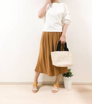 UNIQLOのフレアワイドクロップドパンツは、1990円で華奢見えが叶う