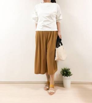 UNIQLOのフレアワイドクロップドパンツは、1990円で華奢見えが叶う