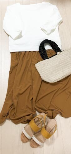 UNIQLOのフレアワイドクロップドパンツは、1990円で華奢見えが叶う