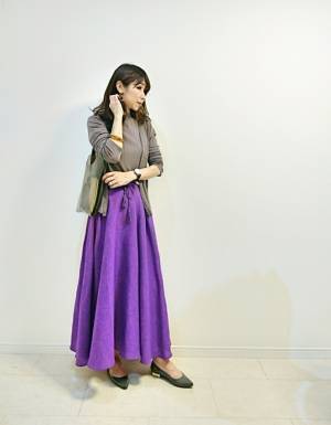 雨の日も楽しく！　梅雨を乗り切るカラフルボトムスと小物選びのコツ