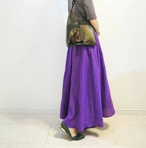 雨の日も楽しく！　梅雨を乗り切るカラフルボトムスと小物選びのコツ