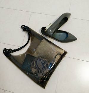 雨の日も楽しく！　梅雨を乗り切るカラフルボトムスと小物選びのコツ