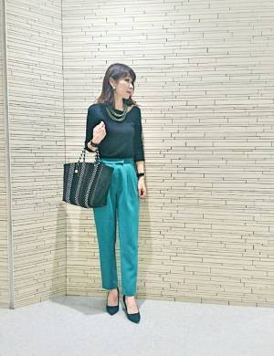 雨の日も楽しく！　梅雨を乗り切るカラフルボトムスと小物選びのコツ