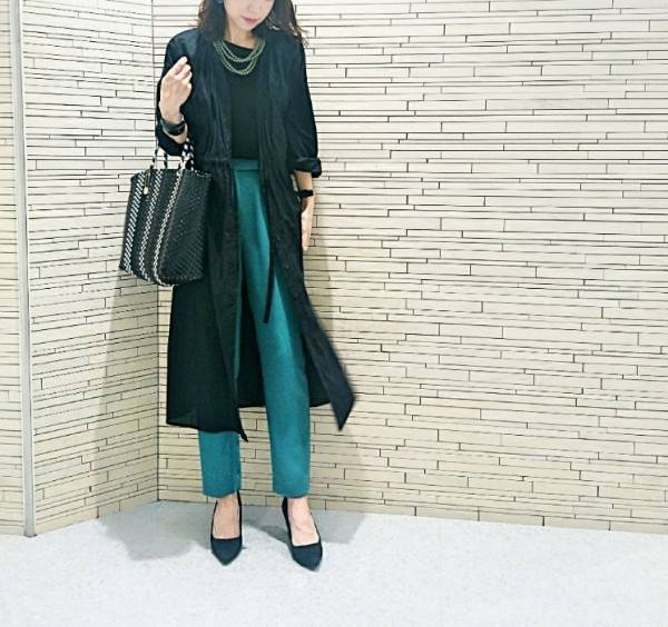 雨の日も楽しく！　梅雨を乗り切るカラフルボトムスと小物選びのコツ