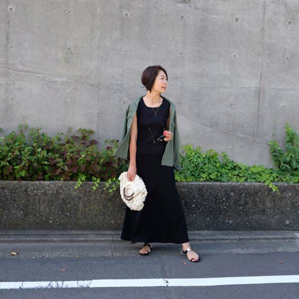 夏の黒は「ツヤ感」「とろみ素材」と小物使いがカギ