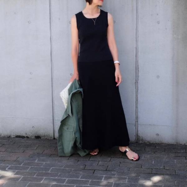 夏の黒は「ツヤ感」「とろみ素材」と小物使いがカギ