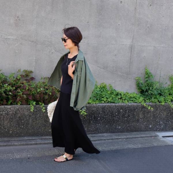 夏の黒は「ツヤ感」「とろみ素材」と小物使いがカギ