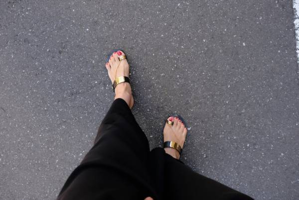 夏の黒は「ツヤ感」「とろみ素材」と小物使いがカギ