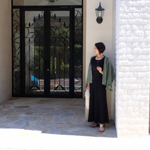 夏の黒は「ツヤ感」「とろみ素材」と小物使いがカギ