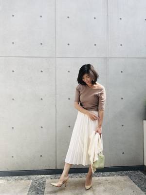 990円のGU「リブアシンメトリーネックT」で作る大人フェミニンスタイル