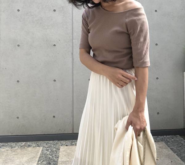 990円のGU「リブアシンメトリーネックT」で作る大人フェミニンスタイル