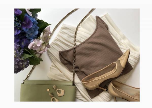 990円のGU「リブアシンメトリーネックT」で作る大人フェミニンスタイル