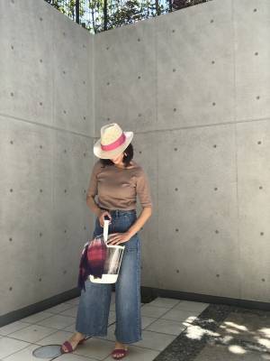 990円のGU「リブアシンメトリーネックT」で作る大人フェミニンスタイル