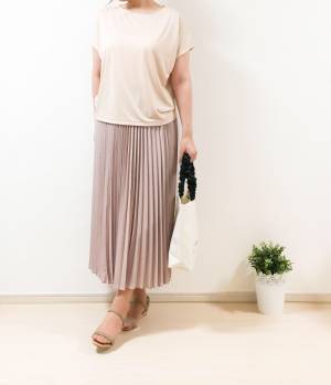 UNIQLO夏の定番「ドレープクルーネックT」で女性らしい細見えコーデ