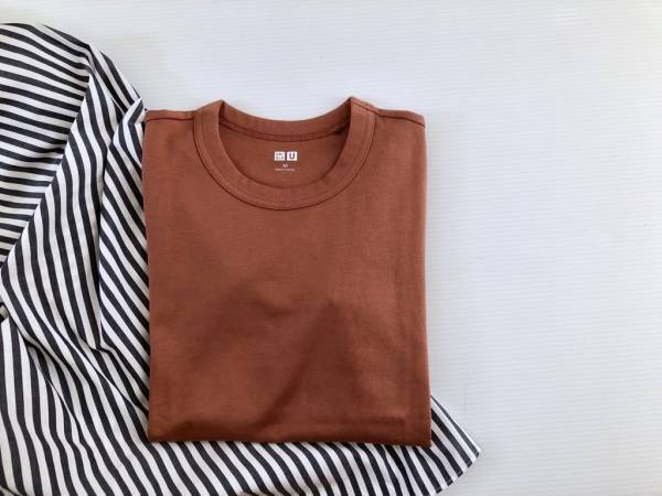 Uniqlo Uの1000円クルーネックTはブラウンが買い！　ボトムスで旬度アップ
